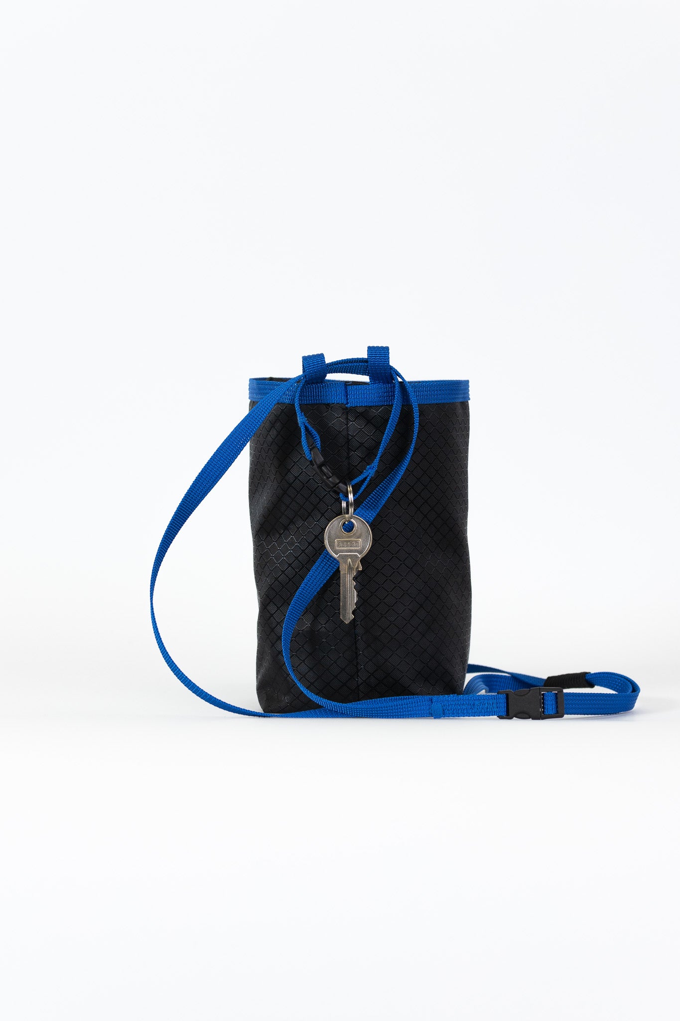 SHUM THIN chalk bag black/blue